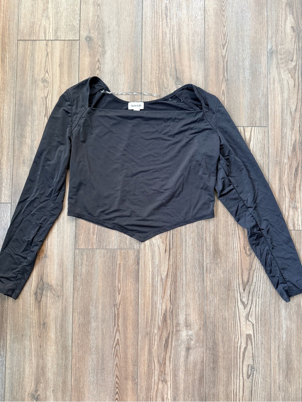 Cropped Point-Hem Long Sleeve Top in Black